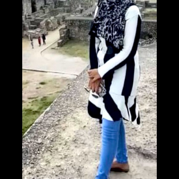 Beautiful ribbed trending stretchable top,looks absolutely stunning, - Picture 6 of 9